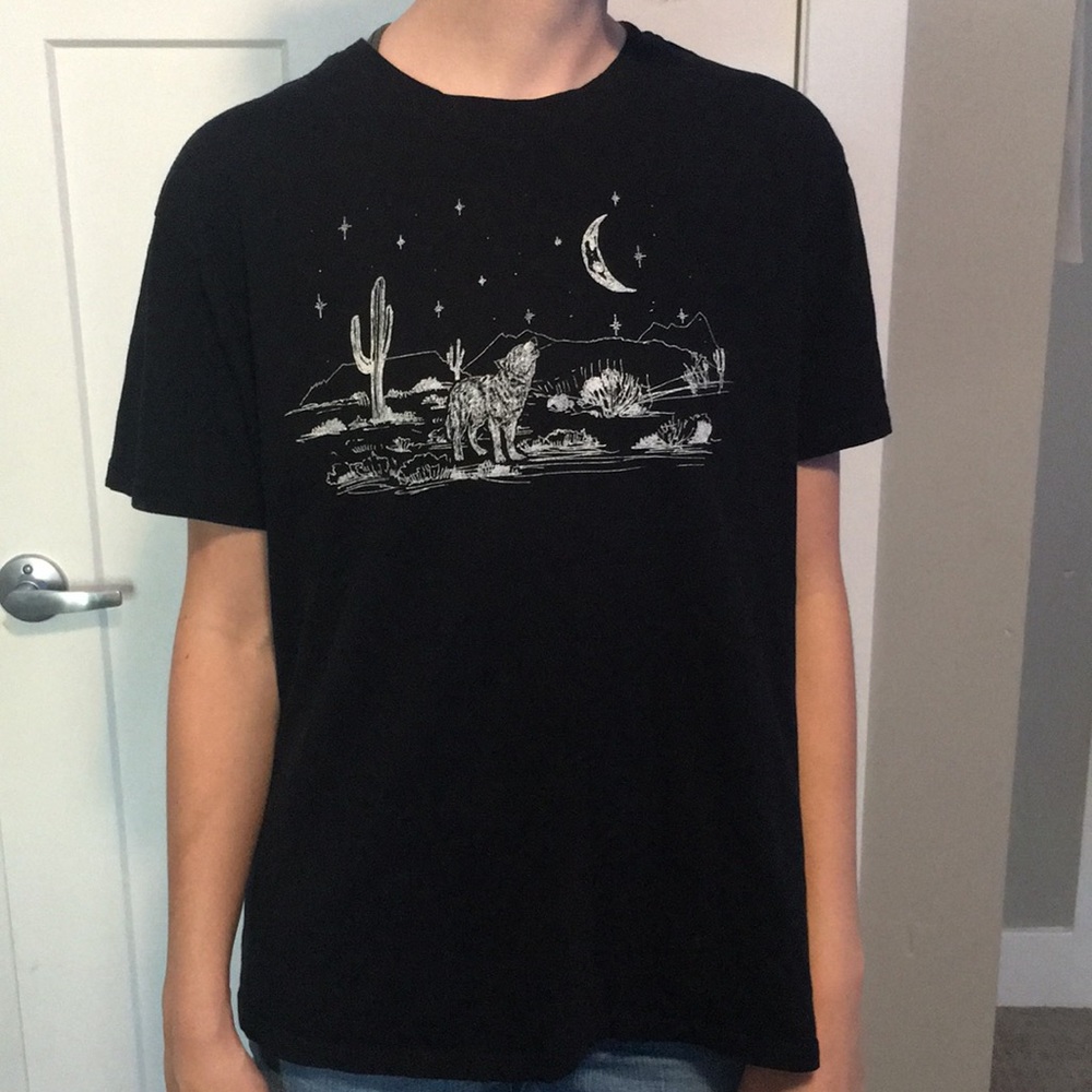 Black coyote graphic tee